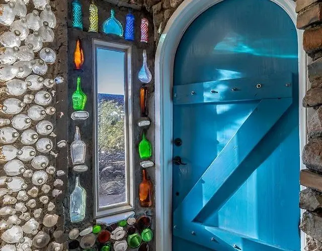 Holiday home Whimsical Earth House With Colorful Bottle Architecture Near Saguaro National Park In Tucson, Arizona