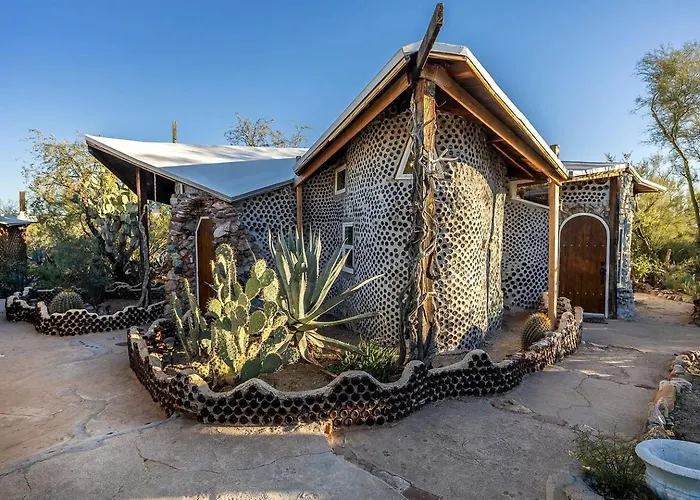 Holiday home Whimsical Earth House With Colorful Bottle Architecture Near Saguaro National Park In Tucson, Arizona *