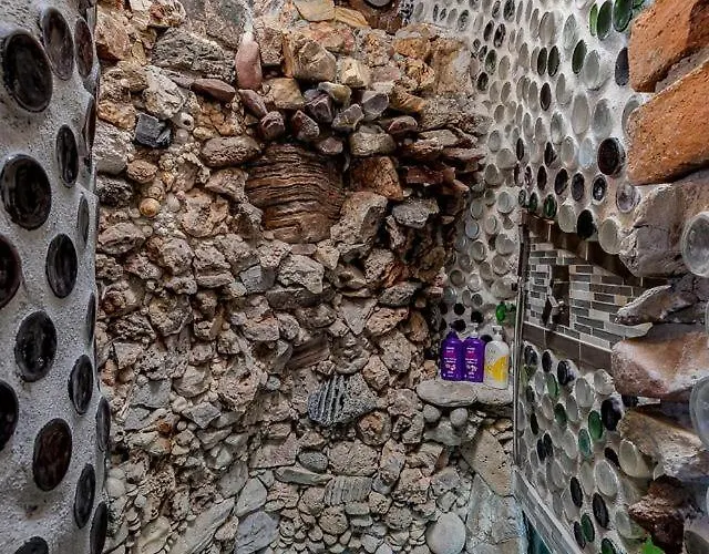 Holiday home Whimsical Earth House With Colorful Bottle Architecture Near Saguaro National Park In Tucson, Arizona *
