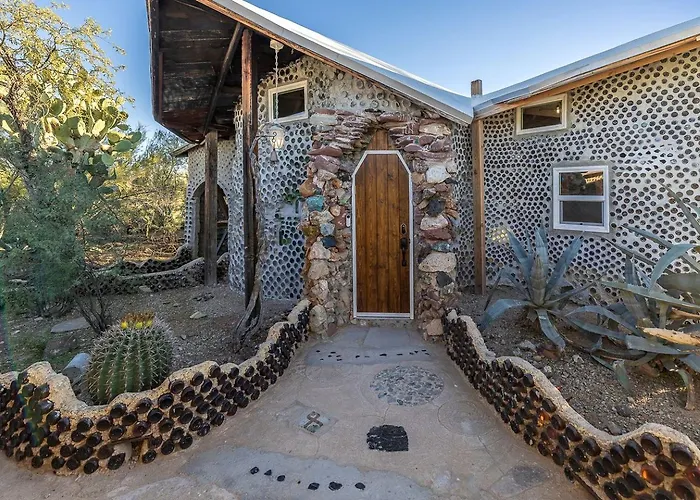 Whimsical Earth House With Colorful Bottle Architecture Near Saguaro National Park In Tucson, Arizona Holiday home *