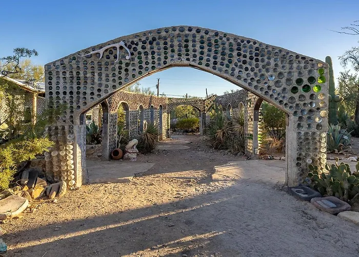 Whimsical Earth House With Colorful Bottle Architecture Near Saguaro National Park In Tucson, Arizona Holiday home *