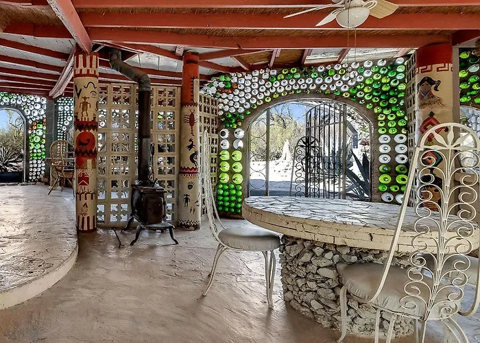 Holiday home Whimsical Earth House With Colorful Bottle Architecture Near Saguaro National Park In Tucson, Arizona