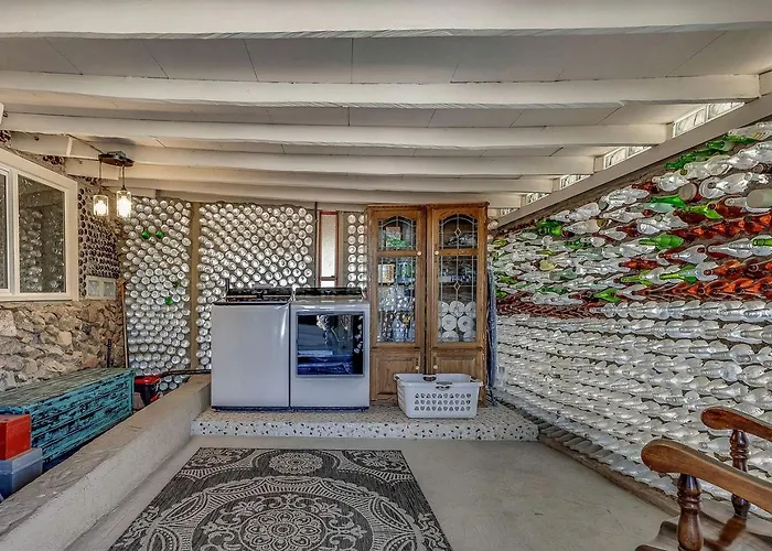 Holiday home Whimsical Earth House With Colorful Bottle Architecture Near Saguaro National Park In Tucson, Arizona