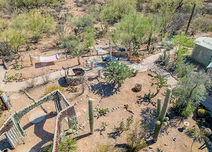 Holiday home Whimsical Earth House With Colorful Bottle Architecture Near Saguaro National Park In Tucson, Arizona *